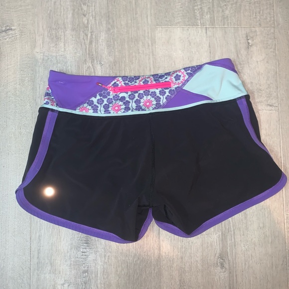 Lululemon Groovy Run Time Shorts Black & Purple - Picture 2 of 4